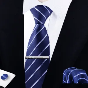 Vista detallada del conjunto de corbata de rayas azules para hombre con pañuelo y gemelos finos.