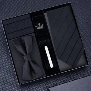 Gedetailleerd overzicht van heren zwarte zakelijke pak stropdas vijfdelige giftset.