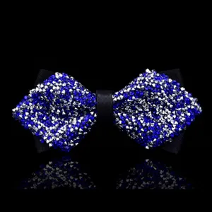 Nahaufnahme einer glitzernden blauen und silbernen Strass-Fliege mit feinen Kristalldetails.