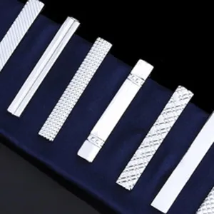 Pinces a cravate courtes argentees pour hommes avec de beaux motifs textures.