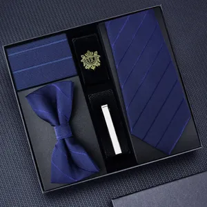Heren stropdas set detail met blauwe gestreepte stropdas, vlinderdas, pochet en accessoires.