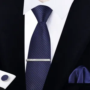 Vista detallada del conjunto de corbata a rayas azules para hombre con pañuelo y pinza.