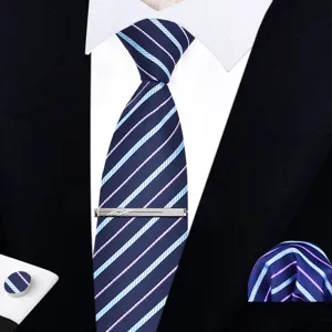 Detalle del conjunto de corbata a rayas para hombre con pañuelo de bolsillo y gemelos.