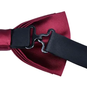 Nœud papillon pour homme en satin bourgogne avec sangle réglable noire et fermoir crochet.