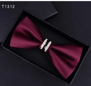 Dettaglio papillon uomo rosso vino, tessuto testurizzato e strass scintillanti eleganti.