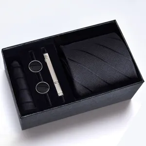 Set de corbata negra de regalo para hombre con gemelos pinza y elegante pañuelo de bolsillo.