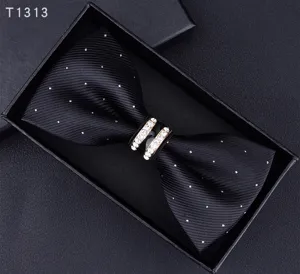 Primo piano di un farfallino nero in strass con dettagli in cristallo e tessuto texturizzato.