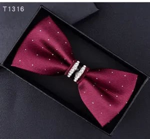 Farfalla formale da uomo bordeaux con pois bianchi e strass al centro nella scatola