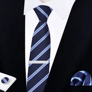 Ensemble de cravate rayée bleu marine pour homme, détail de pochette et de boutons de manchette.