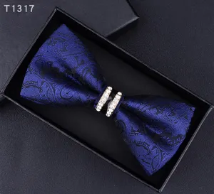 Vista dettagliata del papillon fantasia paisley blu con fibbia in strass luminosa.