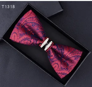 Farfallino rosso paisley da uomo con anello centrale in strass matrimonio formale