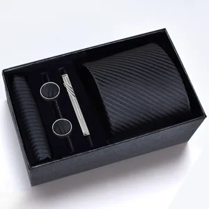 Detalle de caja de regalo de corbata para hombre con corbata negra clásica y accesorios deluxe.