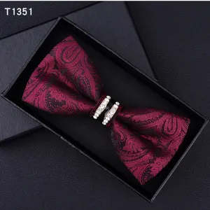 Farfallina formale da uomo rossa con strass al centro in bella confezione regalo nera.