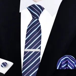 Ensemble de cravate rayée slim classique pour homme avec pochette et boutons de manchette.