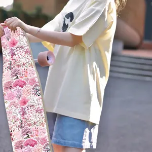 Vue détaillée du skateboard cerisier, longboard floral rose, superbe prise de vue en plein air.