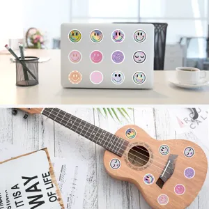 Bunte holografische Retro Smiley Aufkleber Detailansicht, ideal fur Laptop und Gitarren Deko.