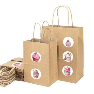 Detailansicht von Kraftpapier-Geschenktüten mit bezaubernden süßen Cupcake-Stickern.