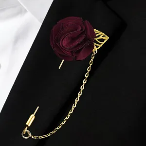 Broche Fleur en Tissu Rouge Vin Avec Feuille en Métal et Chaîne Élégant Corsage de Mariage Épinglette de Costume