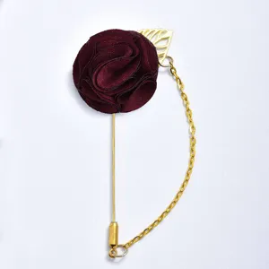 Broche fleur en tissu rouge vin, chaîne dorée accessoire de costume pour le mariage.
