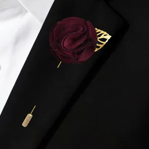 Broche fleur rose en tissu bourgogne avec feuille dorée pour mariage et costumes formels.