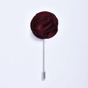 Broche fleur en tissu bourgogne élégante pour mariage costume de marié vue détaillée