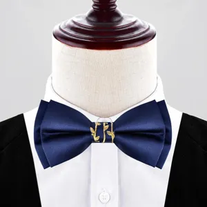 Classico papillon blu marino da uomo con spilla a foglia dorata per matrimoni formali