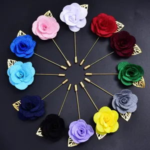 Gros plan détail de broche fleur rose en tissu multicolore avec longue tige en métal.