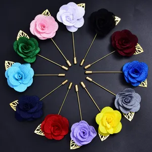 Vue détaillée de broches colorées en tissu en forme de rose avec des tiges dorées.