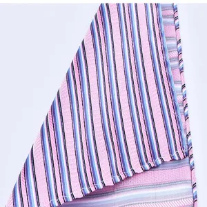 Gedetailleerd overzicht van de roze-blauwe gestreepte pochet voor herenpak accessoire.
