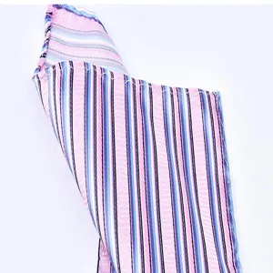 Gedetailleerd overzicht van de roze en blauw gestreepte pochet stof met fijne stiksels details.