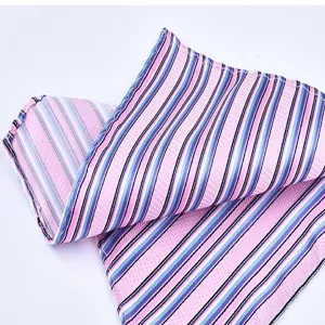 Detailopname van het roze en blauw gestreepte heren pochet, fijne textuur en nette afwerking.