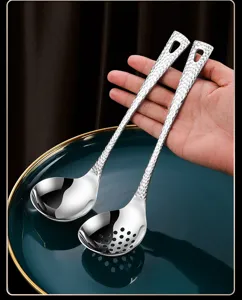 Juego de cuchara de sopa y espumadera de acero inoxidable, mango largo para uso en cocina.