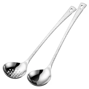 Juego de cuchara de sopa y espumadera de acero inoxidable con mango largo martillado.