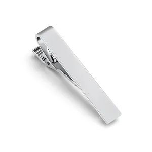 Pince à cravate élégante en métal argenté pour homme, finition polie et fermoir sécurisé.
