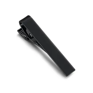 Pince à cravate noire mate élégante pour homme, accessoire de costume d'affaires.