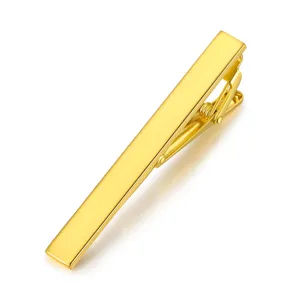 Gros plan détaillé d'un pince-cravate doré poli minimaliste, élégant accessoire pour homme.