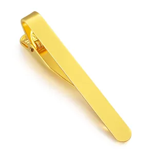 Gros plan detaille pince a cravate en metal Dore montrant une surface polie bien lisse.
