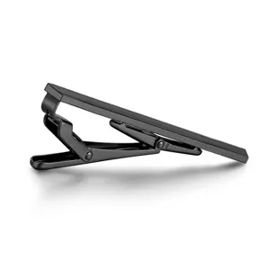 Pince à cravate classique en métal gris pistolet pour homme, finition élégante détail.