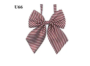 Primer plano de una pajarita a rayas rojas y blancas, elegante accesorio para ropa de trabajo.