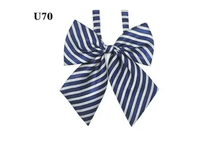 Pajarita a rayas azules y blancas, ideal para ropa de trabajo profesional y uniformes.