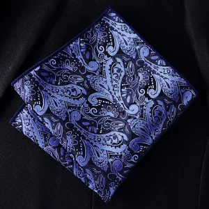 Gedetailleerd overzicht van blauwe paisley pochet, elegant accessoire voor herenpakken.
