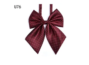 Pajarita burdeos con lunares para mujer, accesorio de uniforme elegante y cuello formal.