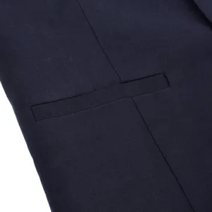 Vista detallada del tejido y bolsillo ribeteado de un chaleco de traje para hombre.