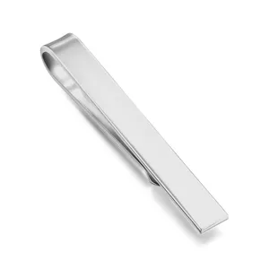 Pince à cravate minimaliste en acier inoxydable pour hommes, design argenté classique.