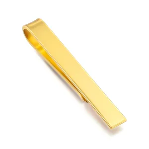 Détail de pince à cravate dorée, présentant un design minimaliste et élégant pour hommes.