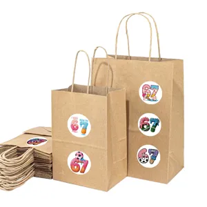 Kraftpapier-Geschenktüten mit kreativen 67-Zahlen Aufklebern, ideal für Partys und Einzelhandel.