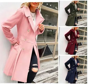 Vista dettagliata dell'elegante cappotto lungo in lana doppiopetto con design a risvolto.