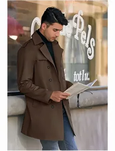 Vista dettagliata di un trench doppiopetto marrone da uomo in una scena di strada urbana.
