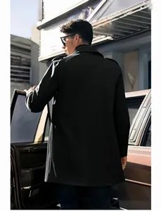 Dettaglio trench coat doppio petto nero da uomo, stile di abbigliamento casual urbano.