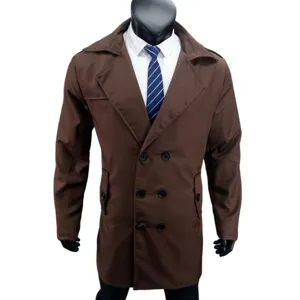Trench marrone da uomo con doppio petto, camicia e cravatta elegante per la stagione autunnale.